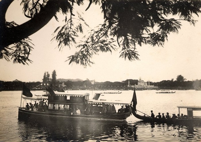 Thuyền của Thái Hậu và các cung phi trên sông Hương khi theo doi cuộc đua thuyền mừng ngày vua Khải Định 40 tuổi.